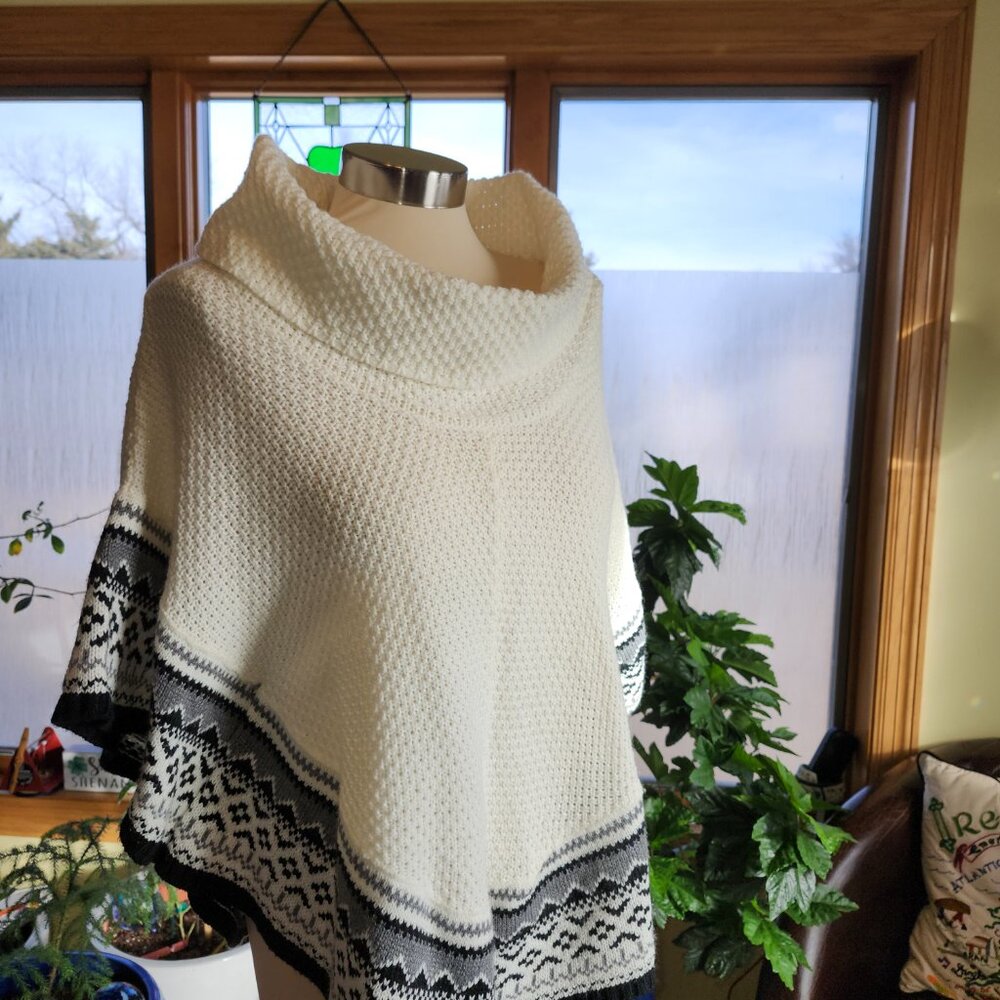 New Directions Black/white Stand-up Cowl Poncho Size M